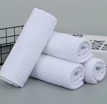 Hotel Face Towel with Hotel Amenities for Guest Room Using